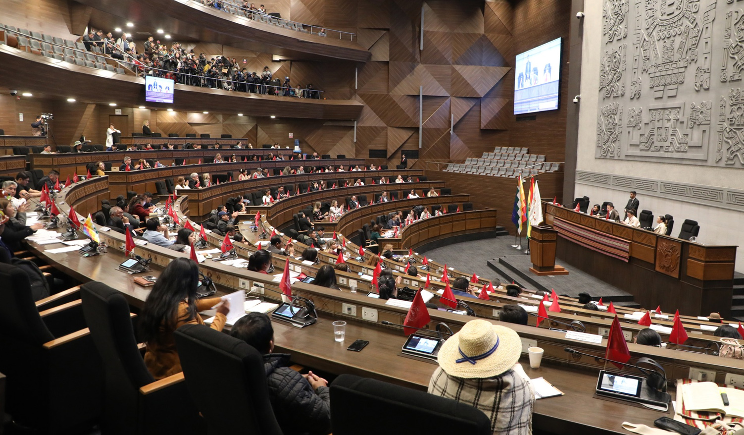 La censura en acto de interpelación está regulada en la Ley 1350 y el efecto directo es la destitución